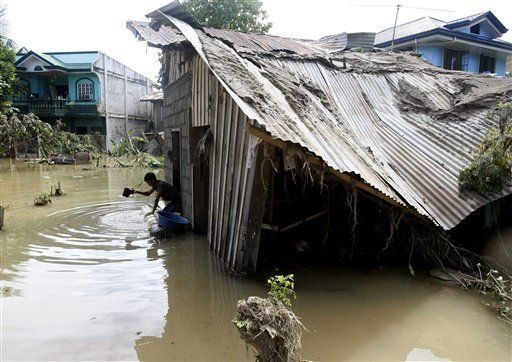 Entierran a víctimas de inundaciones filipinas; morgues repletas