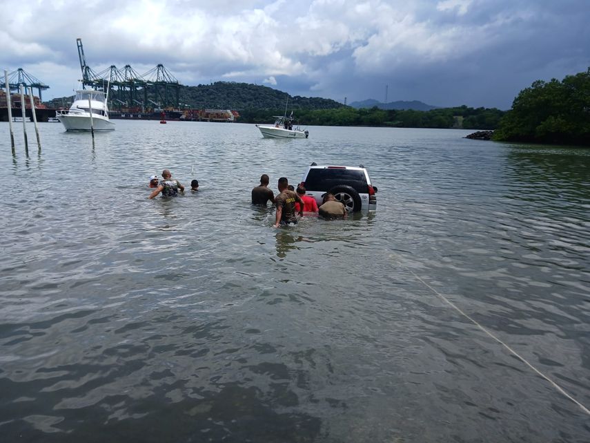 Policía Nacional rescata a un conductor de un vehículo que cae al agua en Diablo