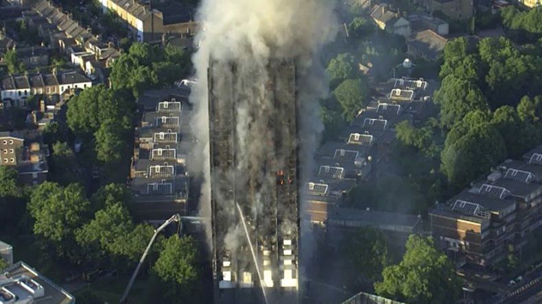 Al menos 6 muertos en un gran incendio en Londres