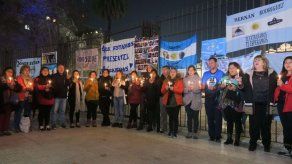 Familiares de tripulantes de submarino argentino prenden velas ante Ejecutivo
