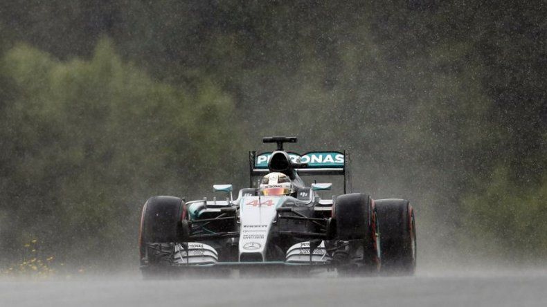 Hamilton vence a Rosberg y vuelve a tomar la pole en Austria