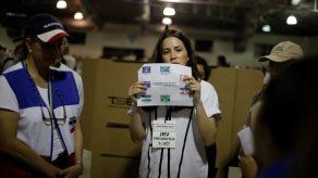 Cierran centros de votación en El Salvador y comienza recuento de papeletas