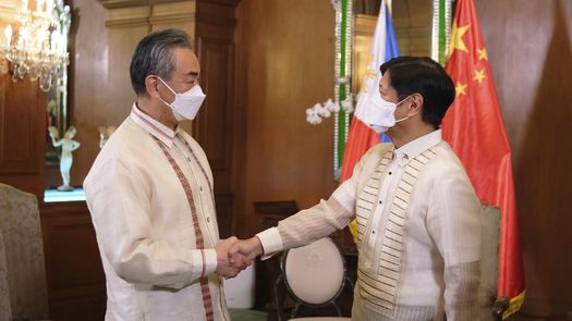 El canciller chino Wang Yi se reunió con su contraparte Enrique Manalo en el Departamento de Asuntos Exteriores en Manila y luego con Marcos Jr. en el palacio presidencial.