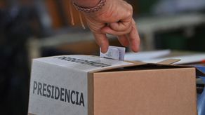 La liza opone al derechista Rodrigo Cháves y al centrista José María Figueres.