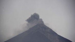 Volcán de Fuego de Guatemala con explosiones entre débiles y moderadas