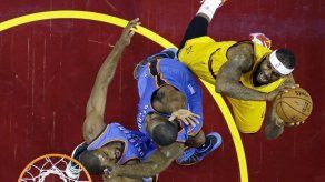 LeBron anota 34 y Cavs doblegan al Thunder