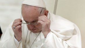 El papa reemplaza al obispo de Santiago tras denuncias