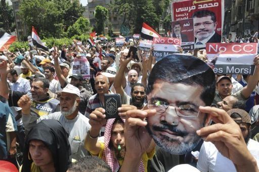 Egipcios salen a las calles en protestas a favor y en contra de Mursi