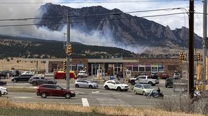 La zona de evacuación en Colorado fue reducida la noche del sábado. En vez de abarcar 8.000 viviendas abarca 700 viviendas, o unas 1.700 personas.
