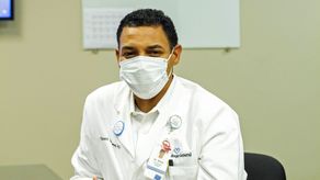 los médicos se están cansando de la negación y la desinformación en torno a la vacuna y al virus, que les resulta exasperante tratar pacientes no vacunados en momentos en que hay una nueva ola de contagios de la variante delta.