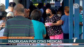 Asegurados madrugan y hacen largas filas para sacar citas en la Policlínica Santiago Barraza