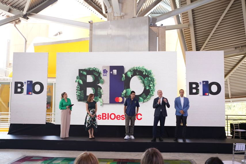 BAC está reemplazando el material de plástico de sus tarjetas actuales por un material de origen natural hecho a base de maíz no comestible