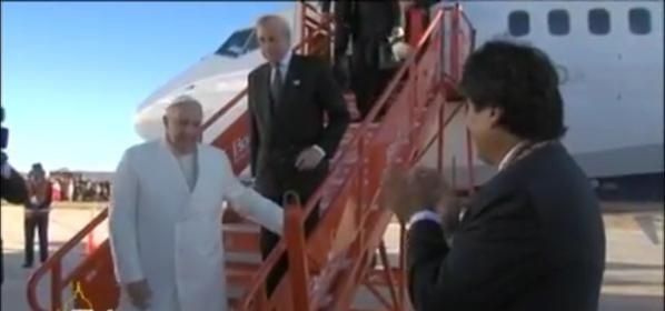 Papa Francisco pisa tierra en Bolivia, la segunda parada de su gira