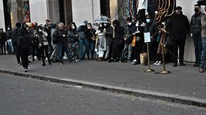 Francia reportó el martes un récord de casi 180,000 casos nuevos de COVID-19.