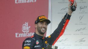 Ricciardo gana caótico GP de Azerbaiyán; Pérez queda fuera