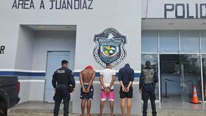 Policía Nacional, máquina Punto Pago. Sospechosos retenidos Policía Nacional, máquina Punto Pago. Sospechosos retenidos
