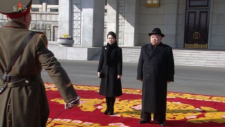 Kim Jong-un preside el desfile militar por el aniversario del Ejército