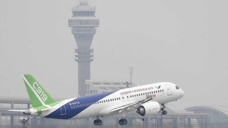 Primer avión de pasajeros chino realiza vuelo inaugural