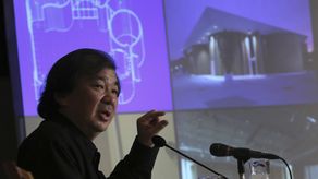 Shigeru Ban es conocido por su innovador uso de tubos de cartón en la construcción.