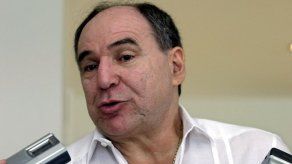 Hijo de Bucaram dice fecha de retorno de su padre depende de análisis médicos