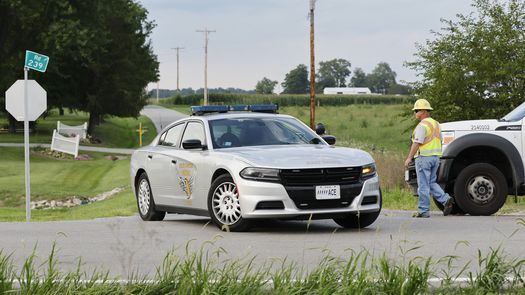 El sospechoso salió de su automóvil en un camino rural, intercambió disparos con la policía y resultó baleado.