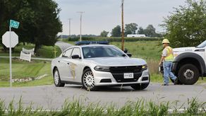 El sospechoso salió de su automóvil en un camino rural, intercambió disparos con la policía y resultó baleado.