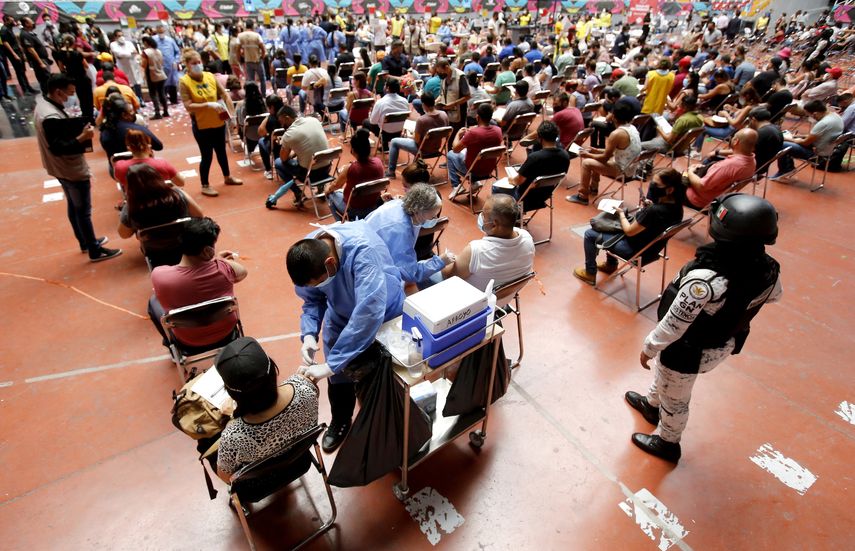 México fue el primer país latinoamericano en comenzar a vacunar contra la covid-19 el 24 de diciembre del año pasado.