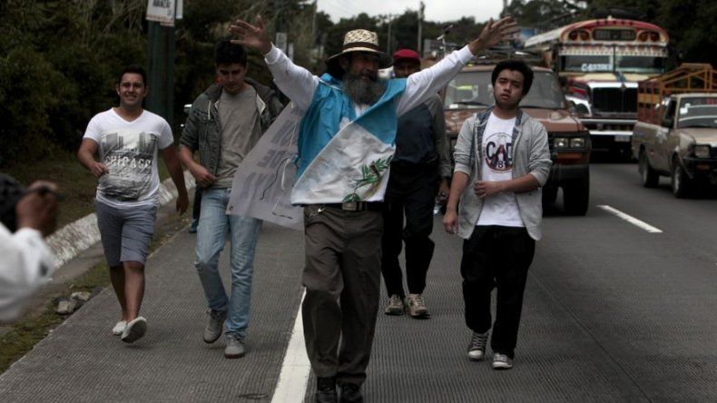 Guatemalteco recorre 200 km a pie y bicicleta en repudio a la corrupción