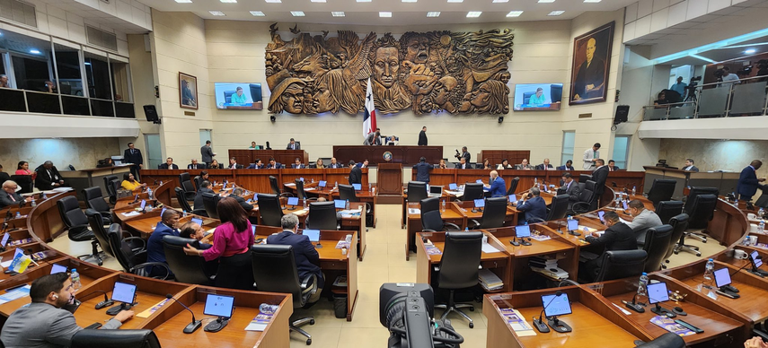 Diputados de la Asamblea Nacional en el segundo debate del contrato minero.
