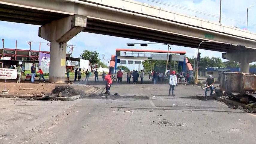Vía Interamericana a la altura del puente vehicular en Santiago.