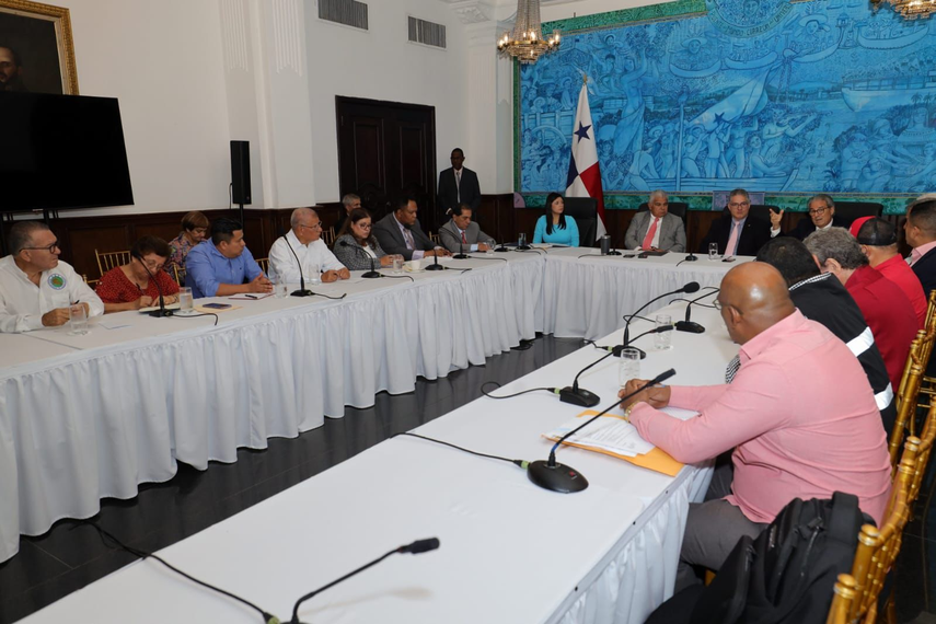 El presidente Mulino y líderes de CONATO y CONUSI en la reunión sobre la CSS.