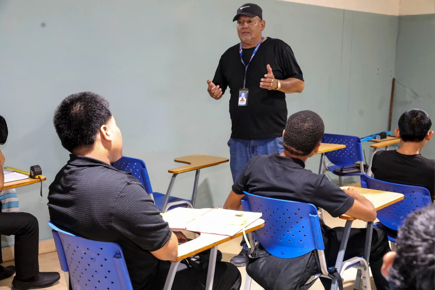 Un total de 120 adolescentes iniciaron su año escolar. Un total de 120 adolescentes iniciaron su año escolar.