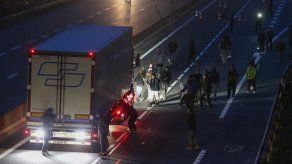 Inmigrantes del campo de Calais atacan camiones y se enfrentan a la policía