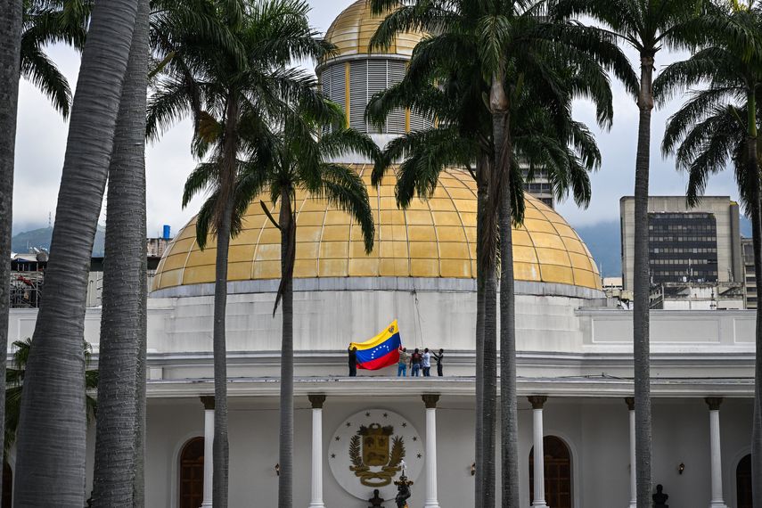Se les acusa de usurpación de funciones