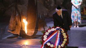 Piñera homenajea a niños asesinados en el Holocausto y visita lugares santos