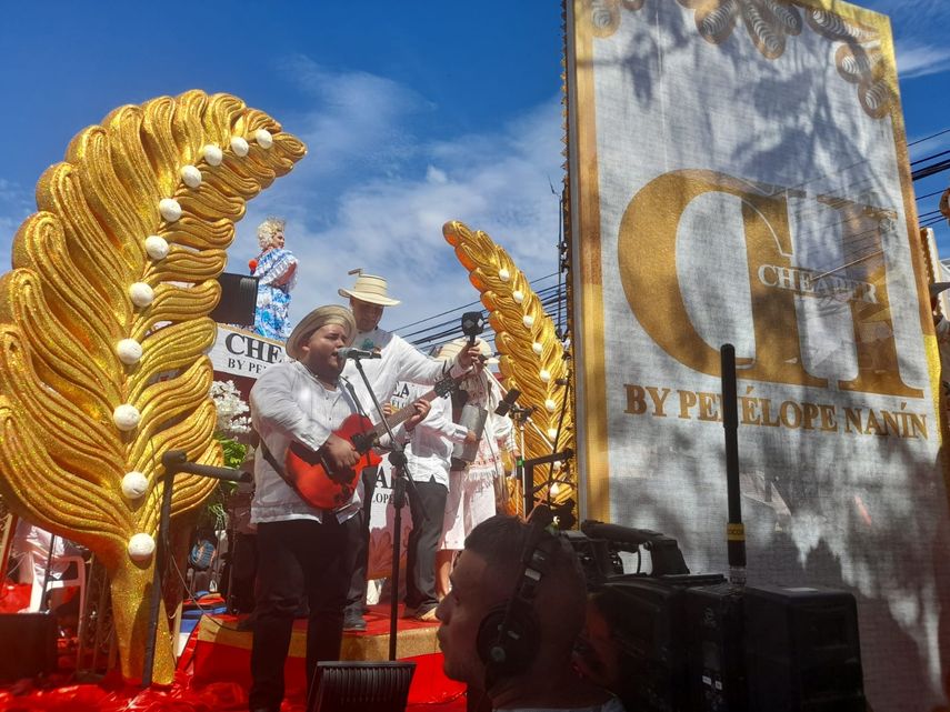Carro alegórico donde iba Alejandro Torres y su conjunto típico.