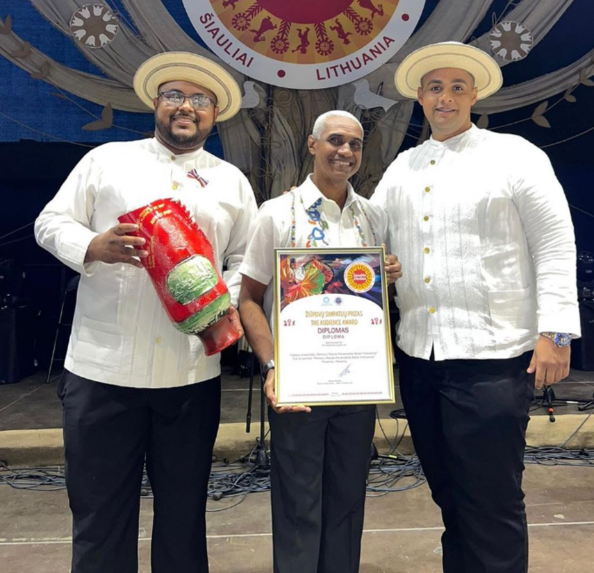 Ballet folklórico Ritmos y Raíces panameñas triunfa en Lituania.