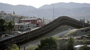 Pentágono enlista recortes a proyectos para financiar muro