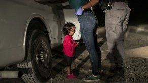 Imagen de niña llorando en frontera es elegida Foto del Año