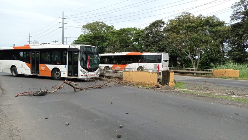 Los autobuses de MiBus fueron utilizados para cerrar las vías en Colón.