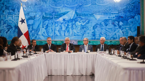 Presidente Mulino habla con representantes de partidos políticos