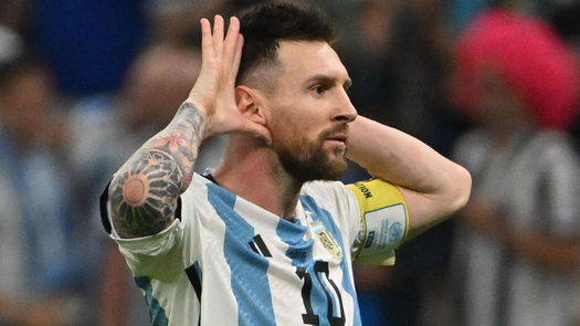 Momento histórico en el que el capitán del equipo de Argentina Lionel Messi, hace la señal del topo Gigo al anotar el segundo gol contra Países Bajos en el Mundial Qatar 2022
