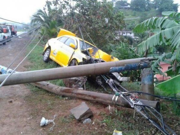 Taxi derriba postes y deja sin electricidad a sectores en La Chorrera