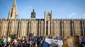 Los partidos británicos recaudan 27