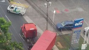 Reportan que un camión articulado queda varado en la avenida 12 de octubre