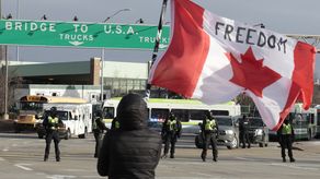 Los manifestantes desmantelaron algunas tiendas de campaña instaladas en medio de los carriles de circulación y los primeros camiones abandonaron el lugar.