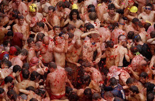 Aldea española se lía a tomatazos en su fiesta patronal