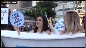 Jóvenes se bañan juntas en el centro de Rio a favor del veganismo