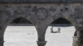 Mueren 2 policías israelíes en ataque palestino en Jerusalén