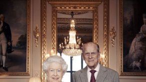 Reyes de Inglaterra celebran 70 años de matrimonio